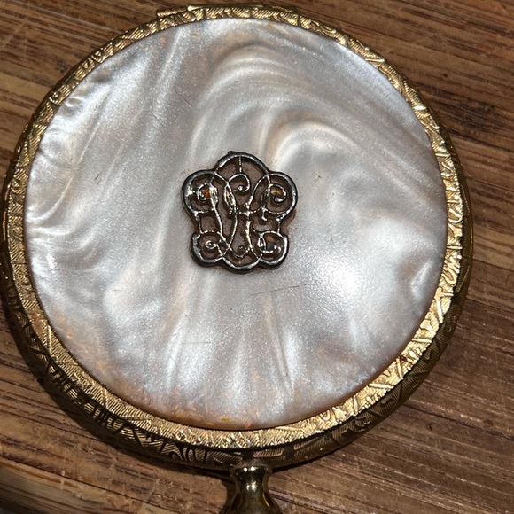 VINTAGE ESTEE LAUDER POWDER COMPACT 1960s Gold Tone & Mother Of Pearl - Picture 11 of 13